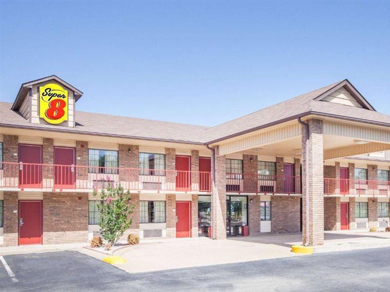 Super 8 By Wyndham Clinton Hotel Exterior foto