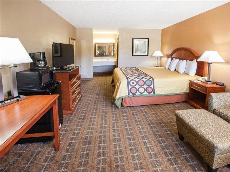 Super 8 By Wyndham Clinton Hotel Exterior foto