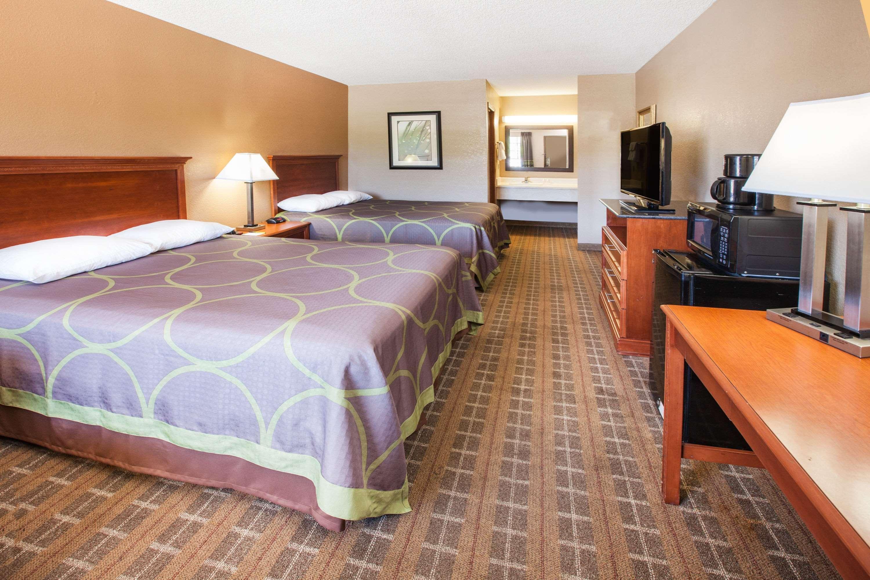 Super 8 By Wyndham Clinton Hotel Exterior foto