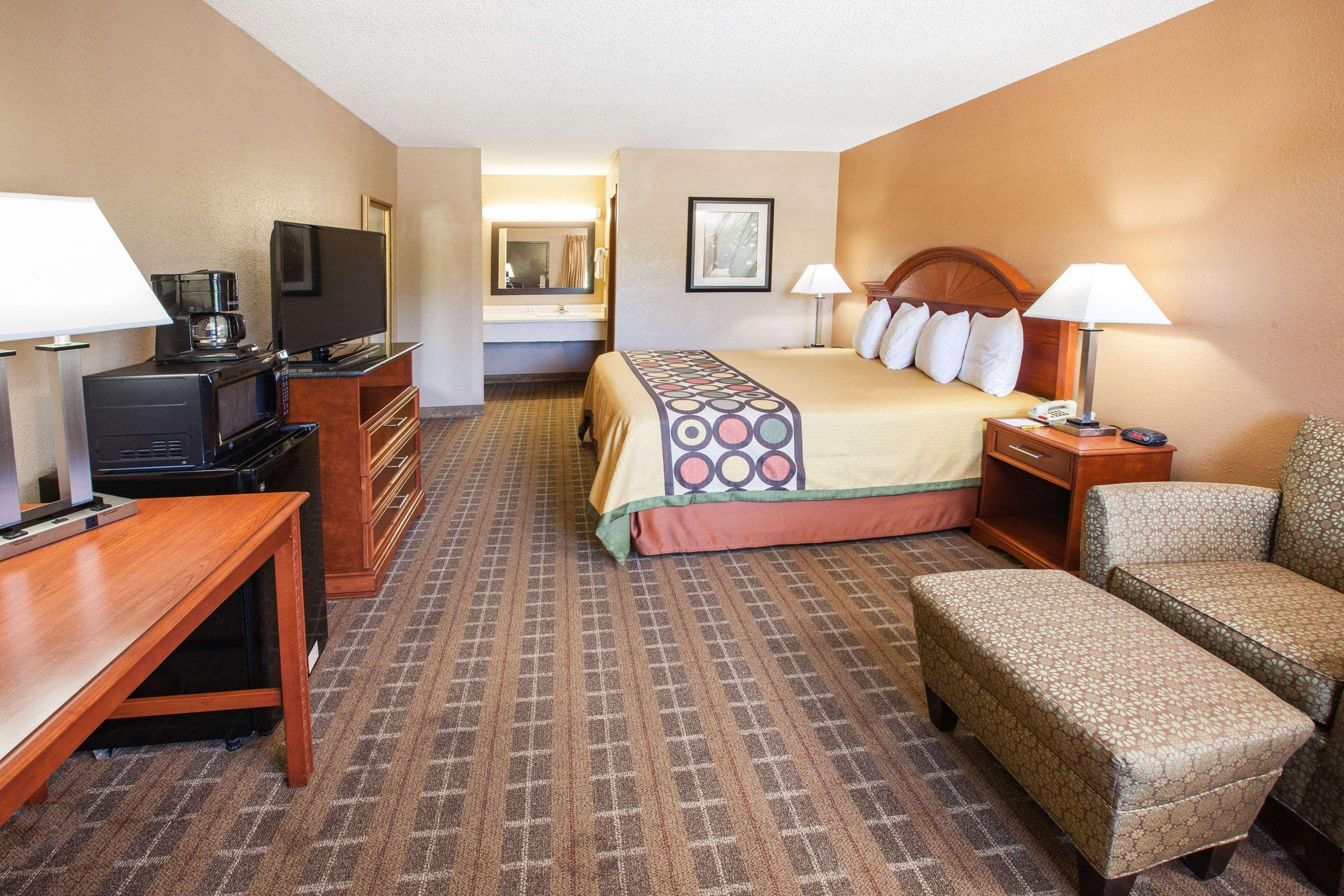Super 8 By Wyndham Clinton Hotel Exterior foto