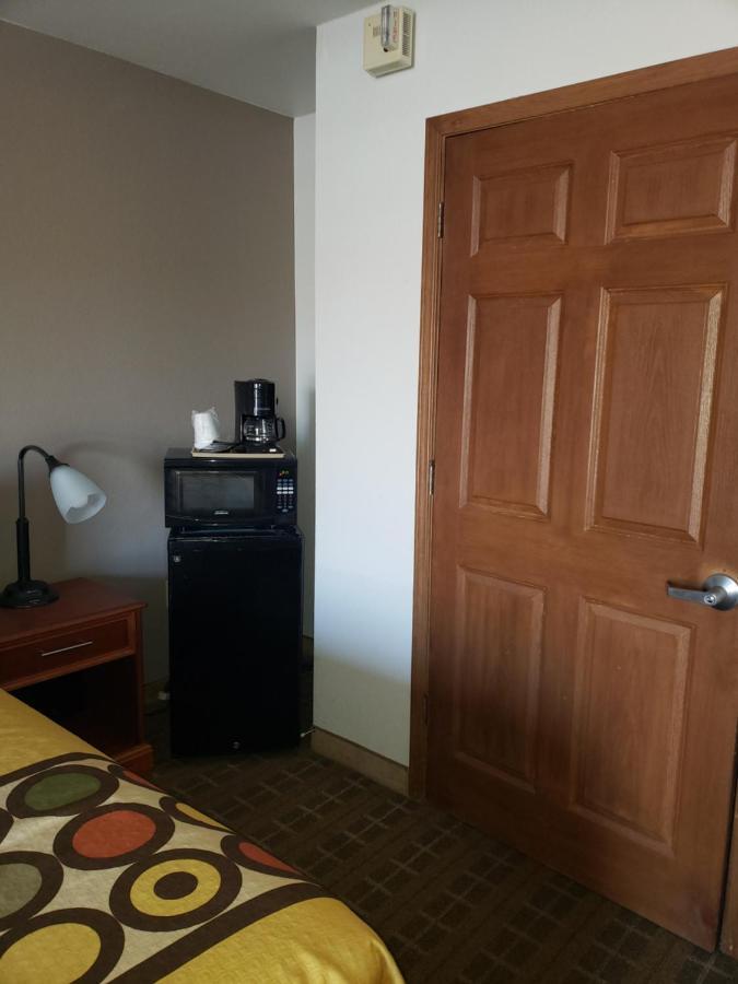 Super 8 By Wyndham Clinton Hotel Exterior foto
